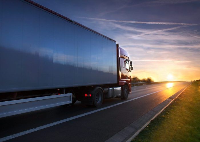 camion al anochecer